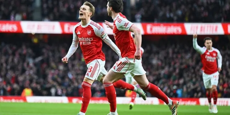 Odegaard thường xuyên trở thành "cột thu lôi"